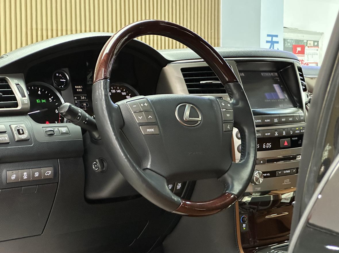 Lexus LX 2013 thumb 11