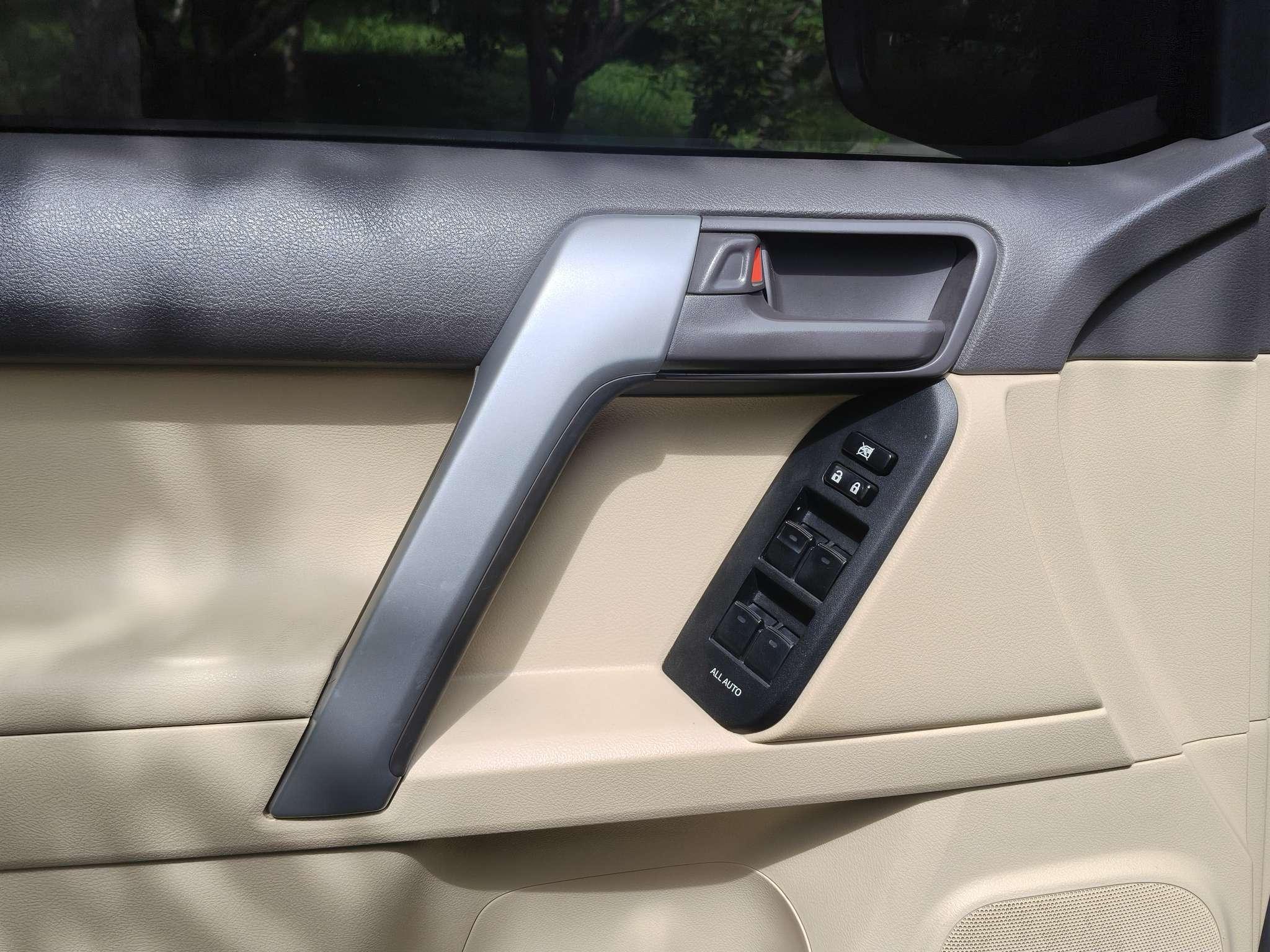Toyota Land Cruiser Prado 2017 thumb 10