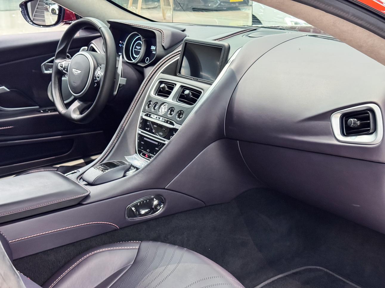 Aston Martin DB11 2019 thumb 5