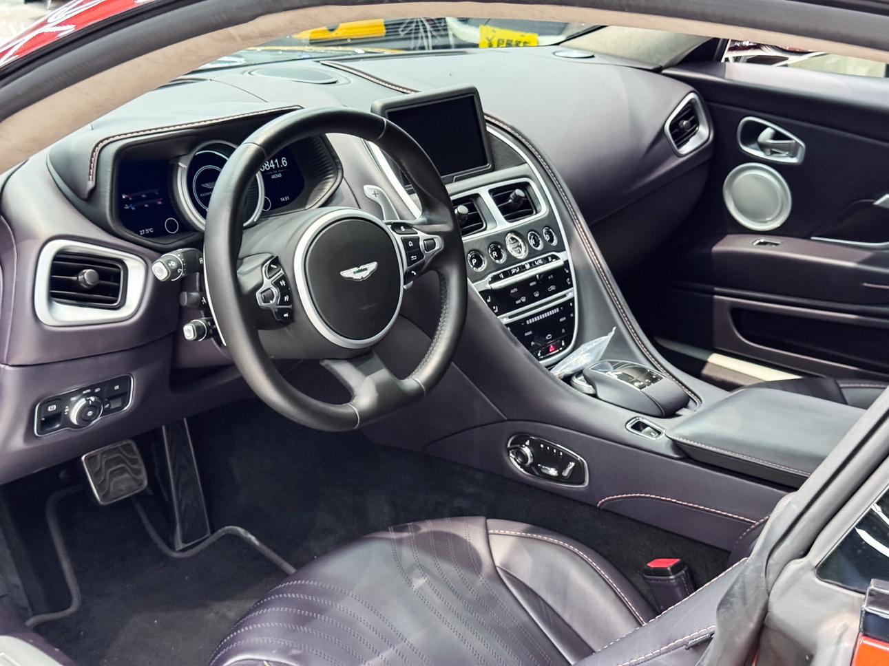 Aston Martin DB11 2019 thumb 6