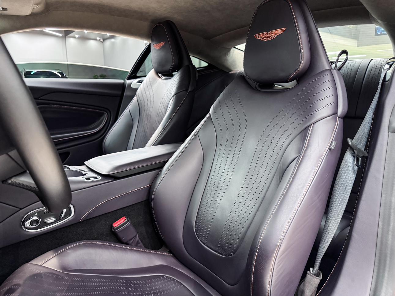 Aston Martin DB11 2019 thumb 7