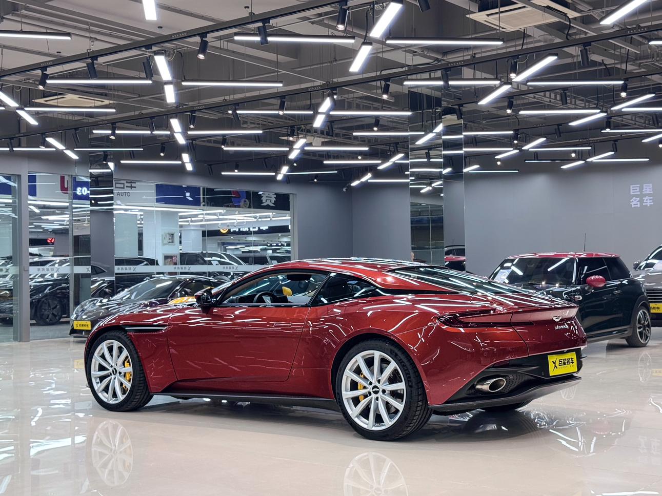 Aston Martin DB11 2019 thumb 10