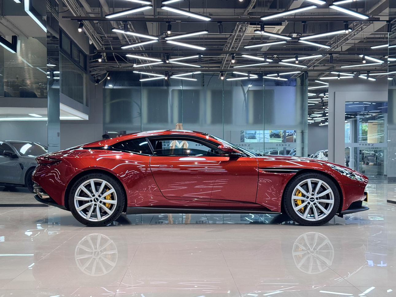 Aston Martin DB11 2019 thumb 12