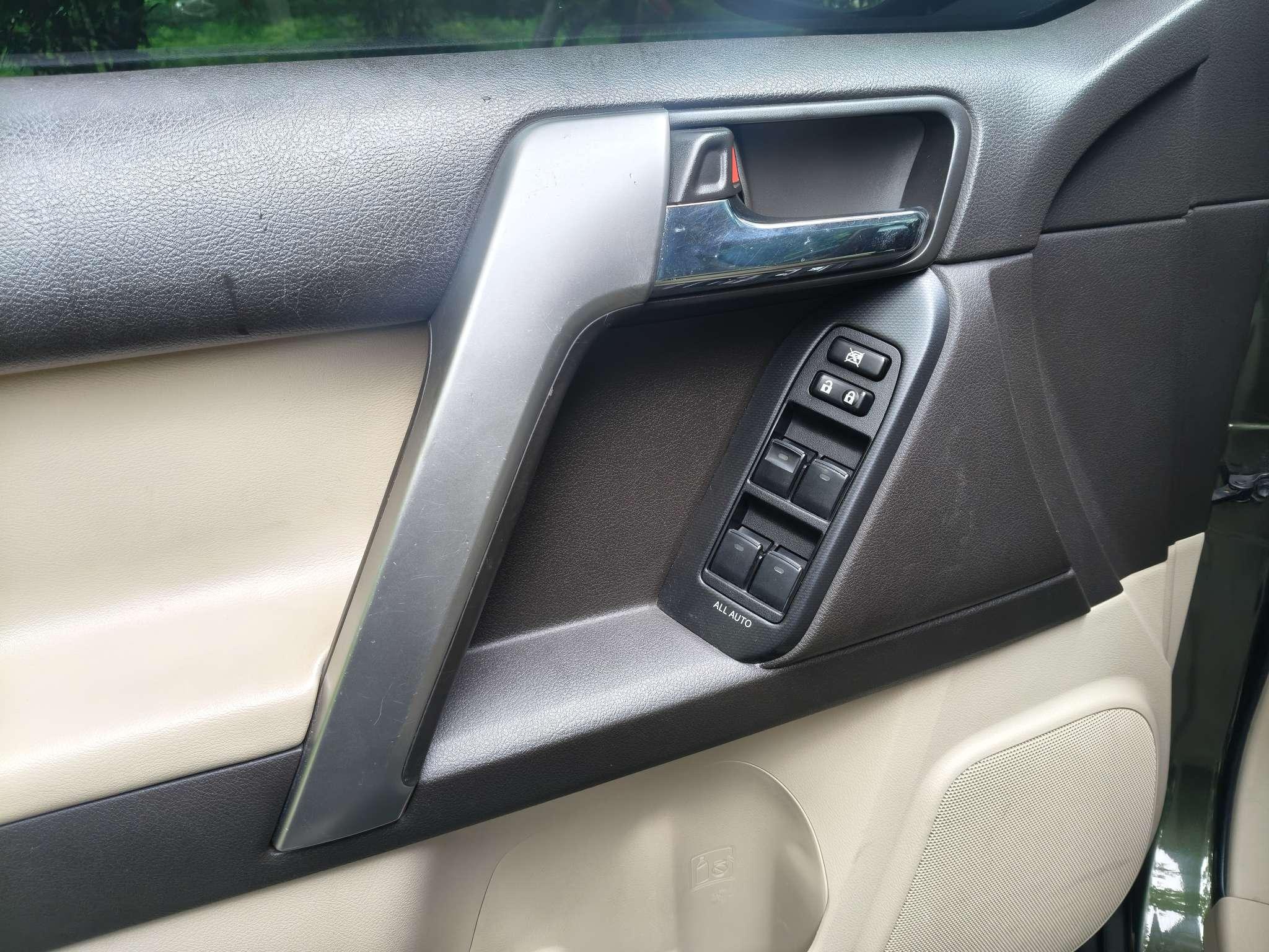 Toyota Land Cruiser Prado 2010 thumb 9