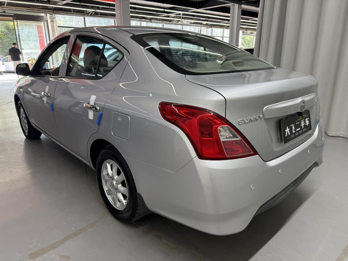 Nissan Sunny 2015 thumb 2