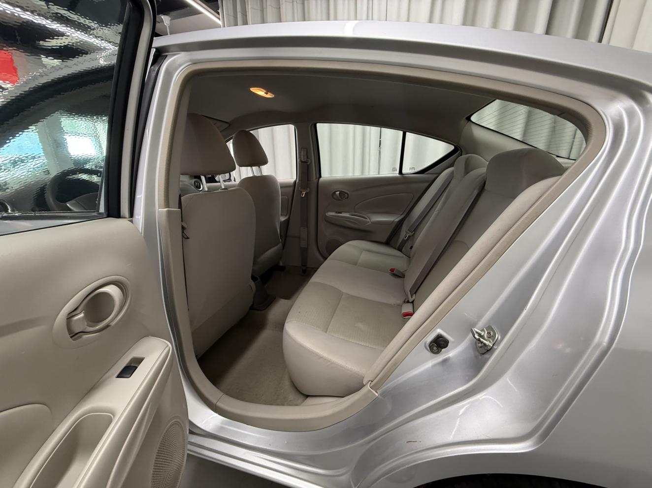Nissan Sunny 2015 thumb 9
