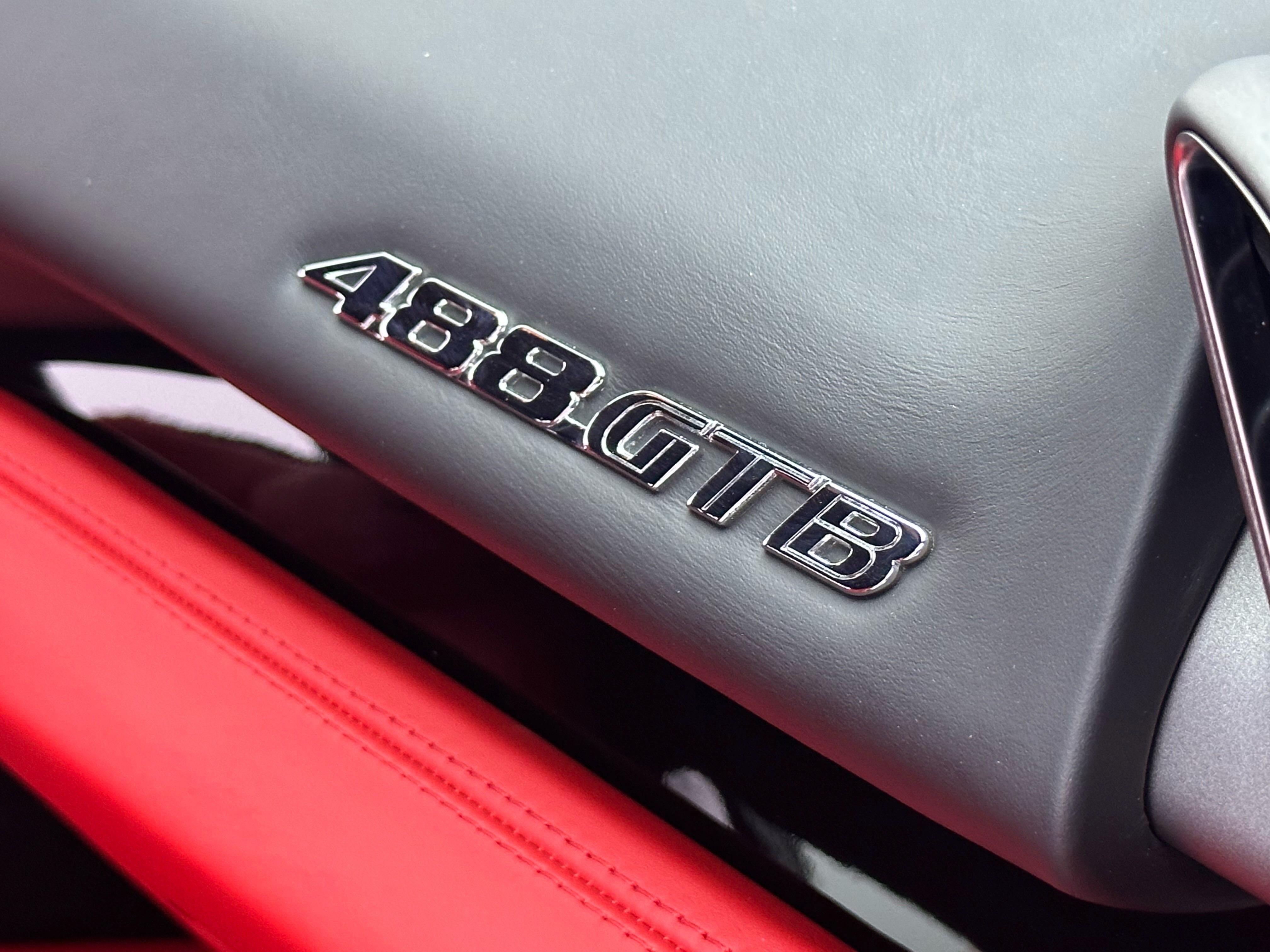 Ferrari 488 2015 thumb 9