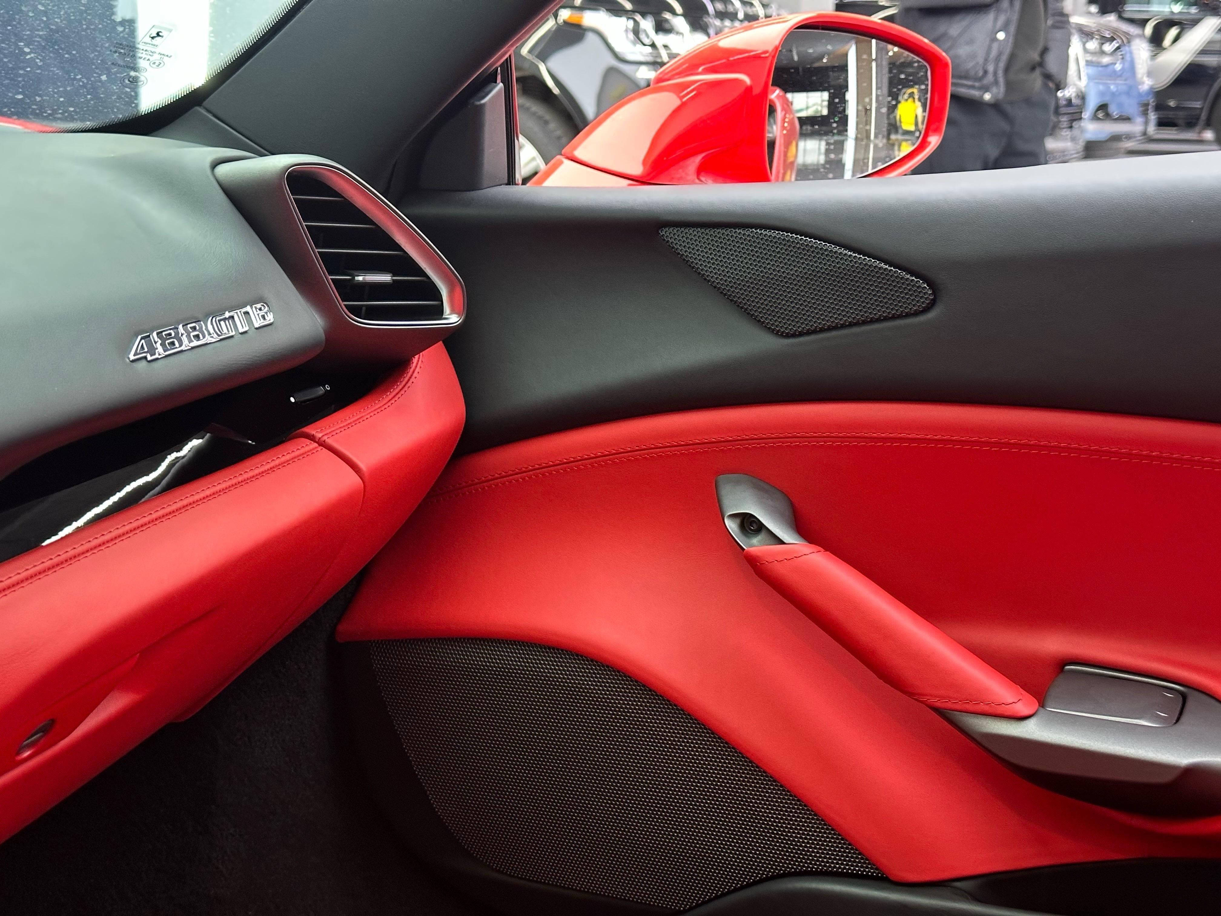 Ferrari 488 2015 thumb 10