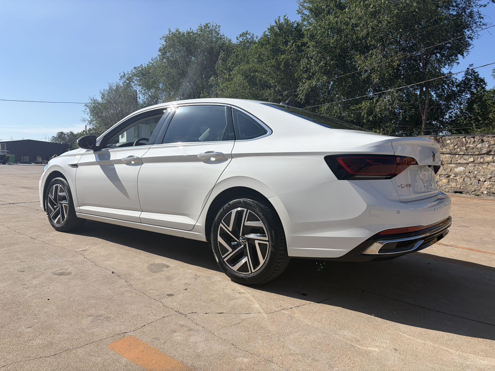 Volkswagen Sagitar 2023 thumb 2