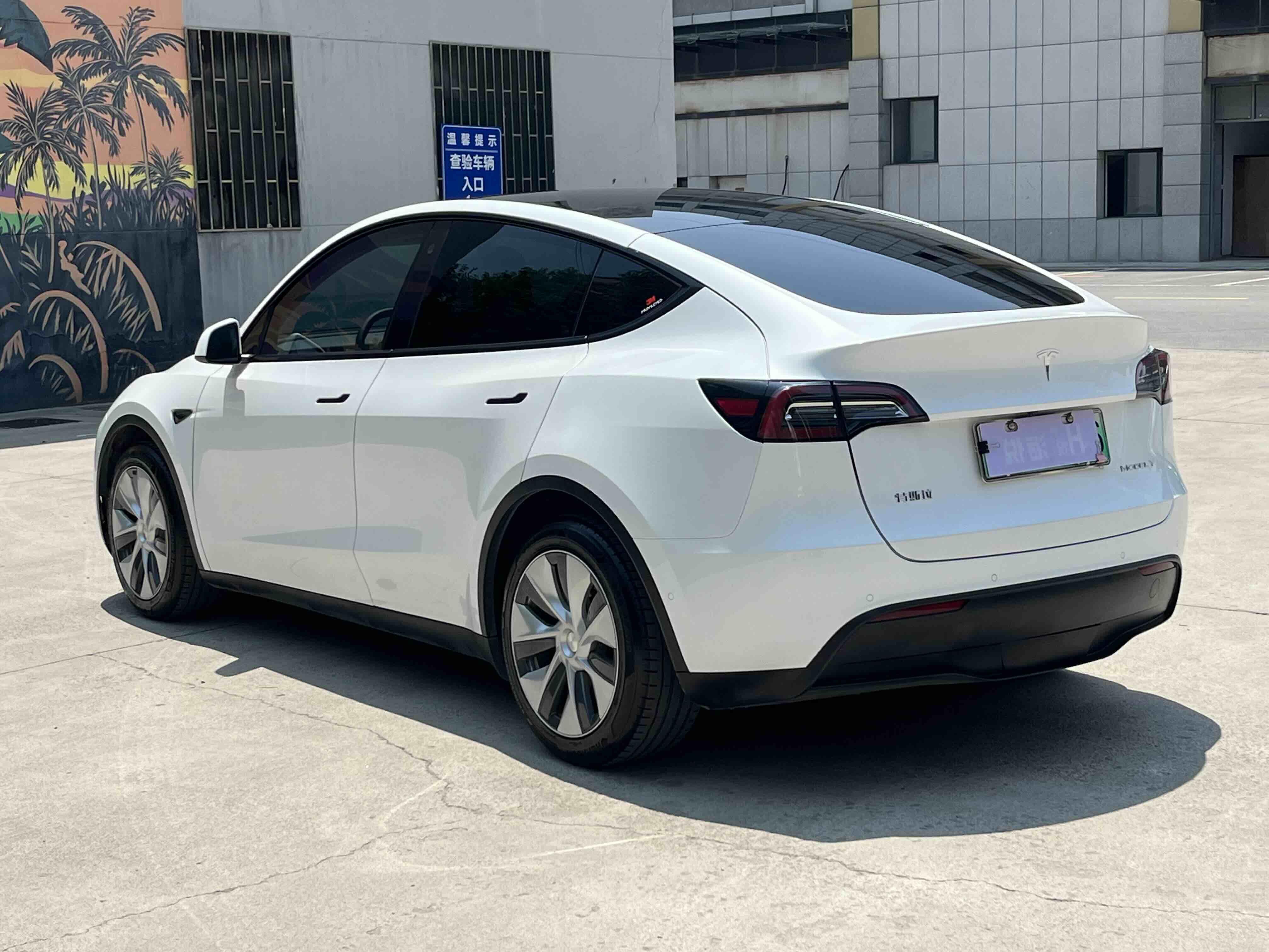 Tesla Model Y 2021 thumb 3