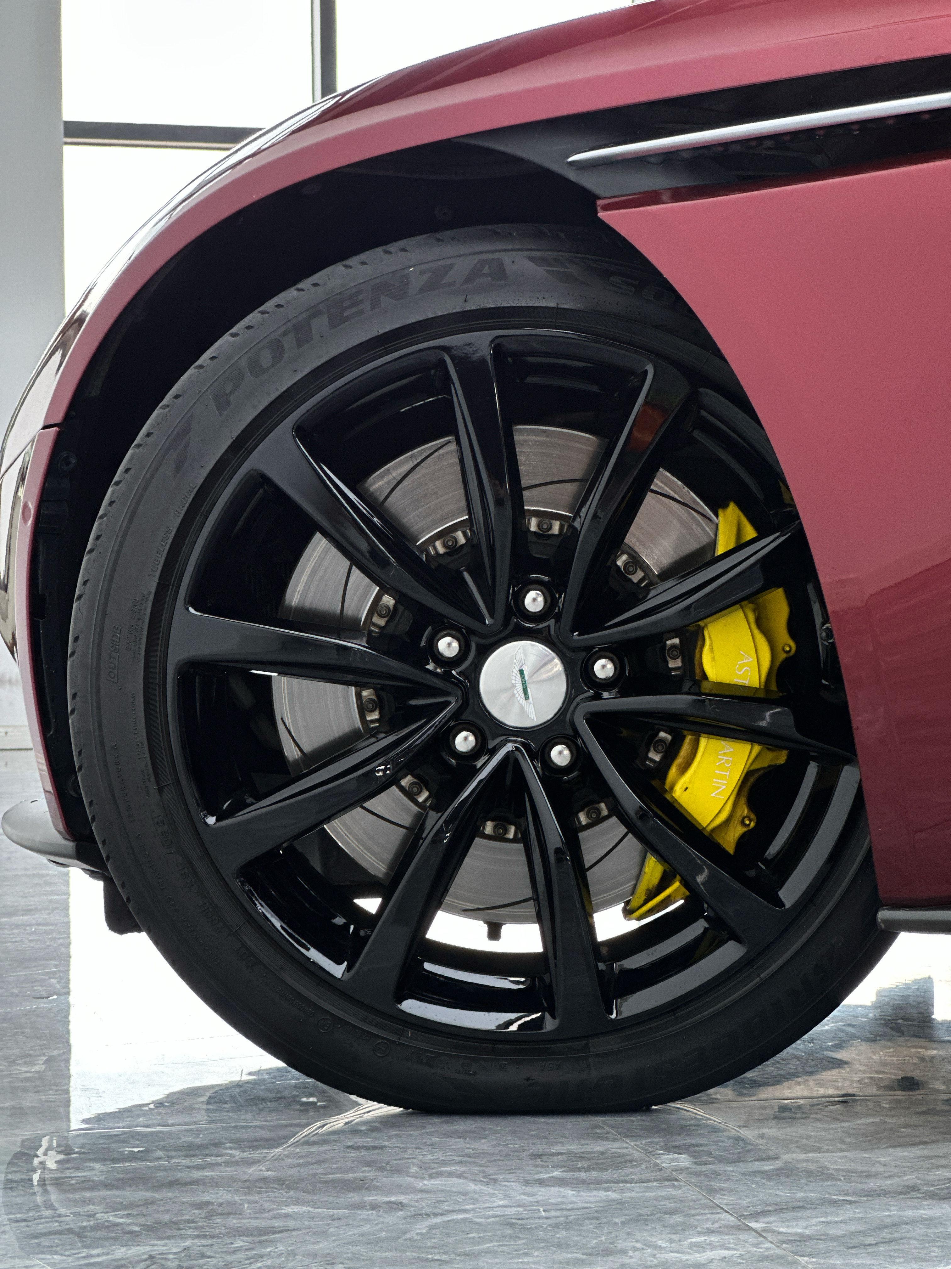 Aston Martin DB11 2022 thumb 10