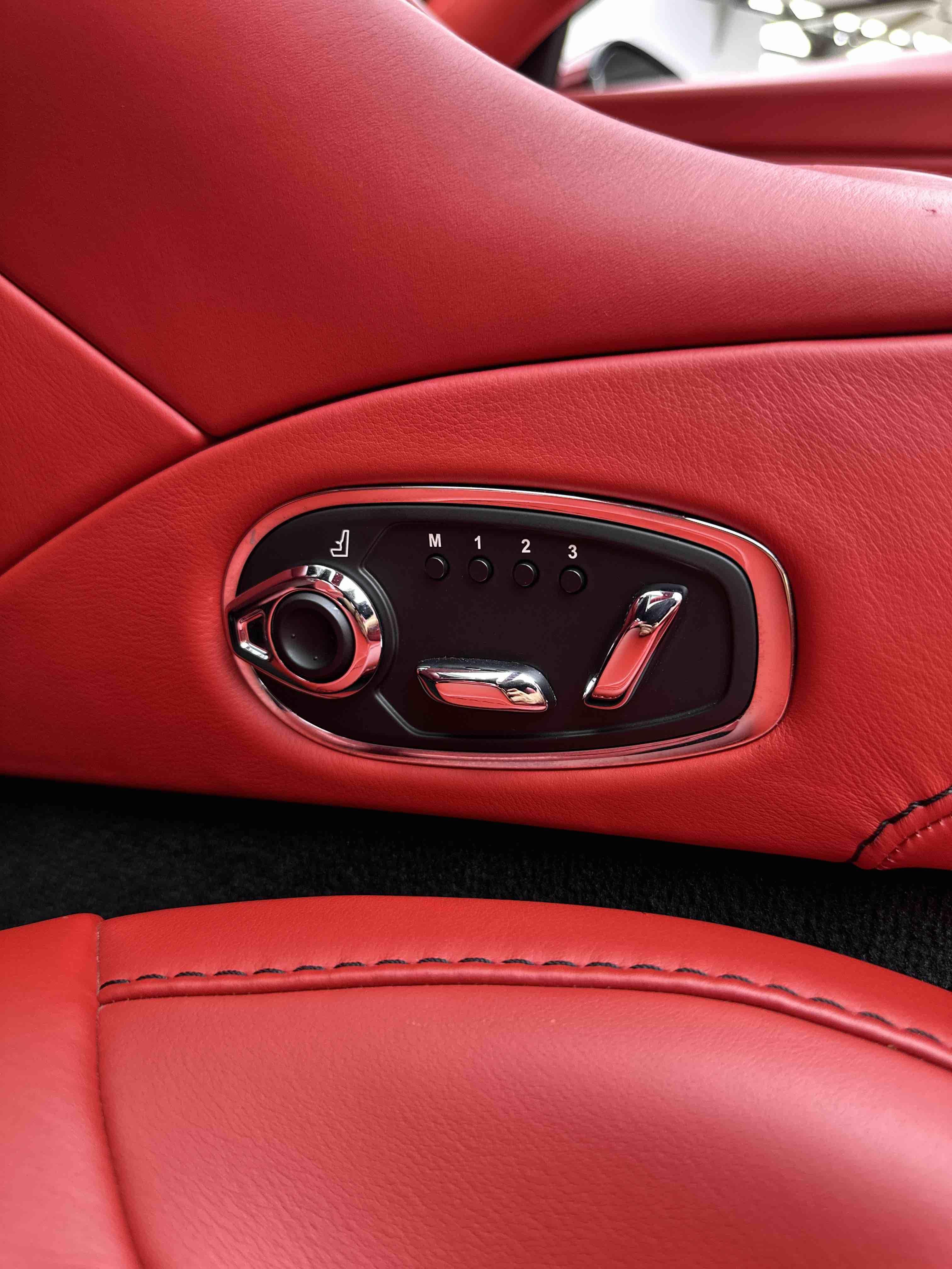 Aston Martin DB11 2022 thumb 12