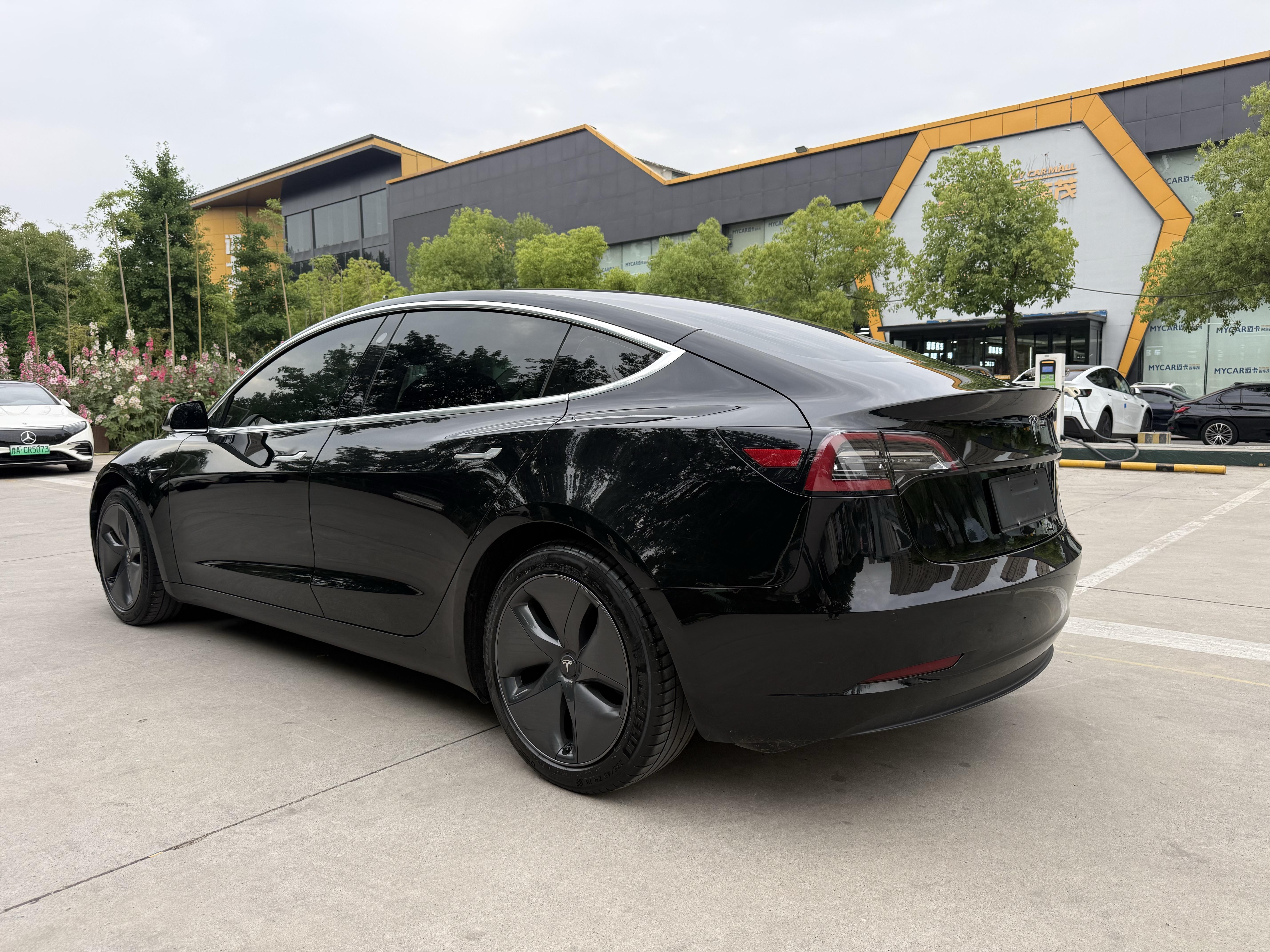 Tesla Model 3 2020 thumb 2