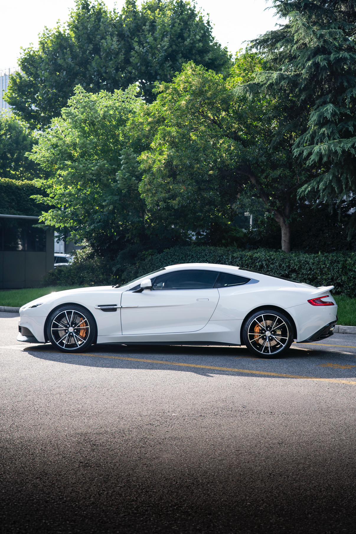 Aston Martin Vanquish 2014 thumb 2