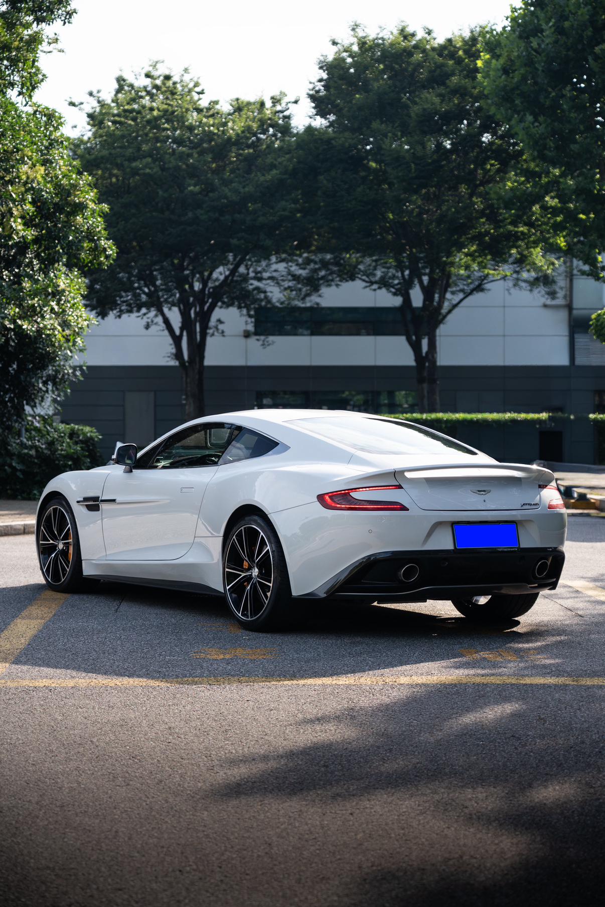 Aston Martin Vanquish 2014 thumb 3