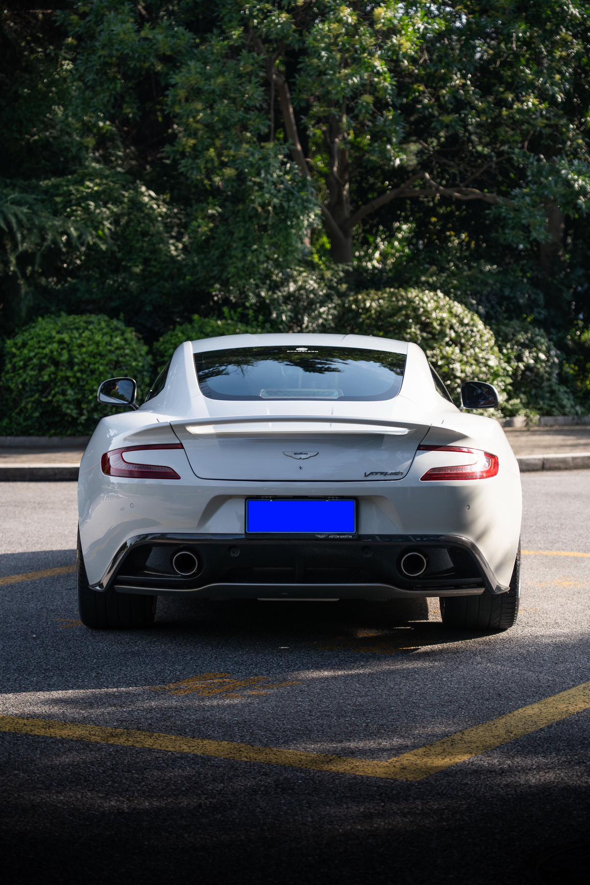 Aston Martin Vanquish 2014 thumb 4
