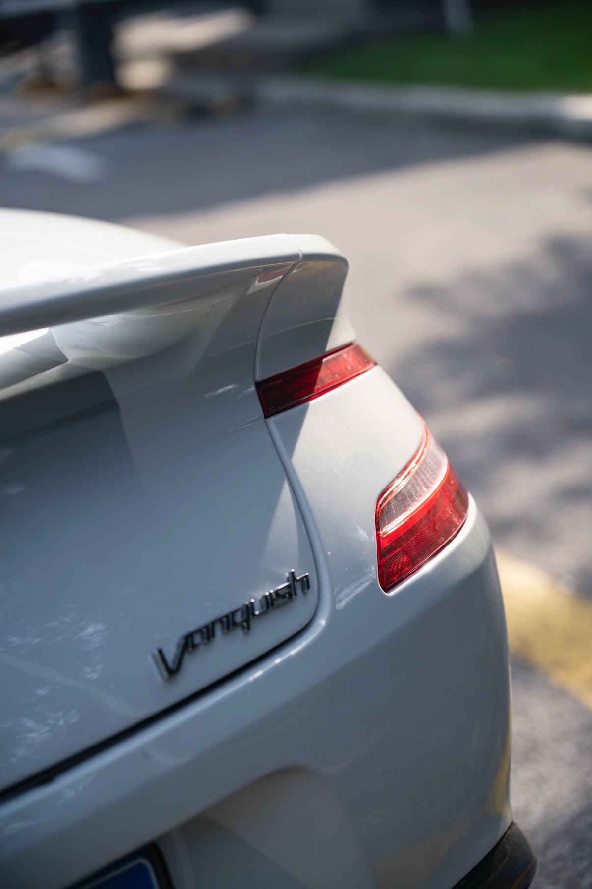 Aston Martin Vanquish 2014 thumb 7