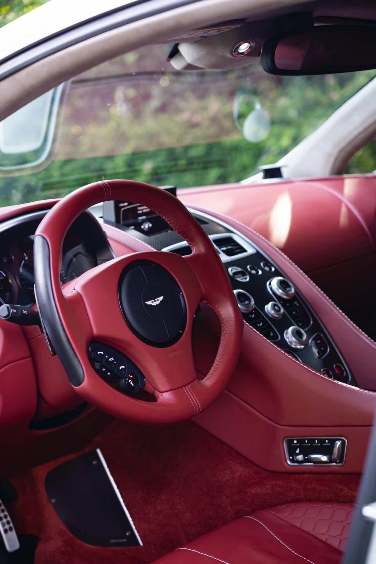 Aston Martin Vanquish 2014 thumb 8