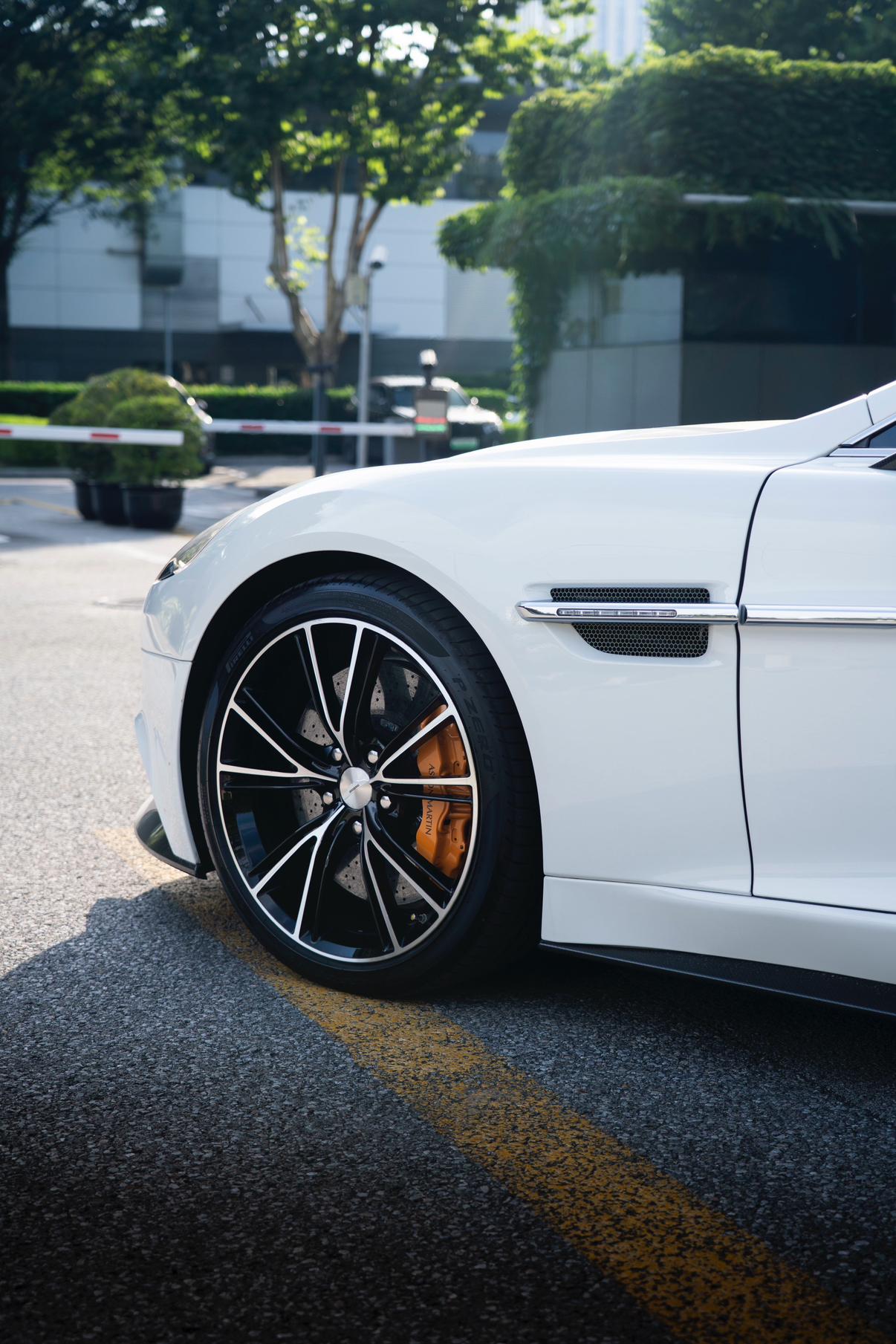 Aston Martin Vanquish 2014 thumb 9