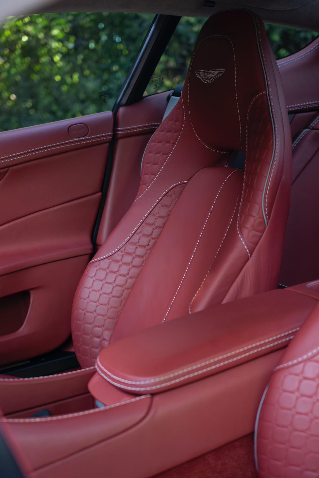 Aston Martin Vanquish 2014 thumb 12