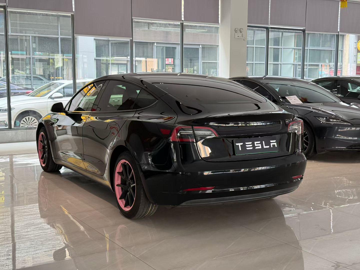 Tesla Model 3 2020 thumb 2