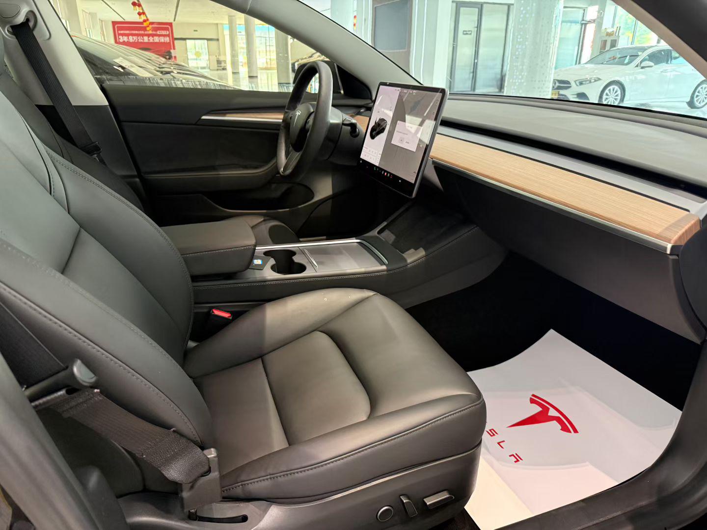 Tesla Model 3 2020 thumb 6
