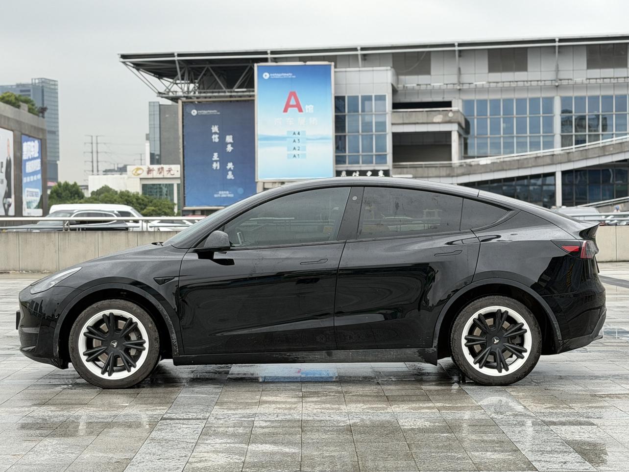 Tesla Model Y 2023 thumb 2