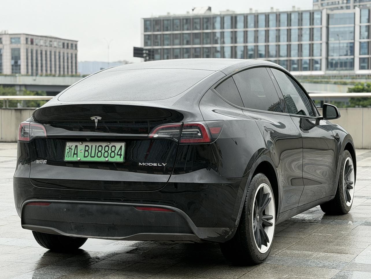 Tesla Model Y 2023 thumb 5