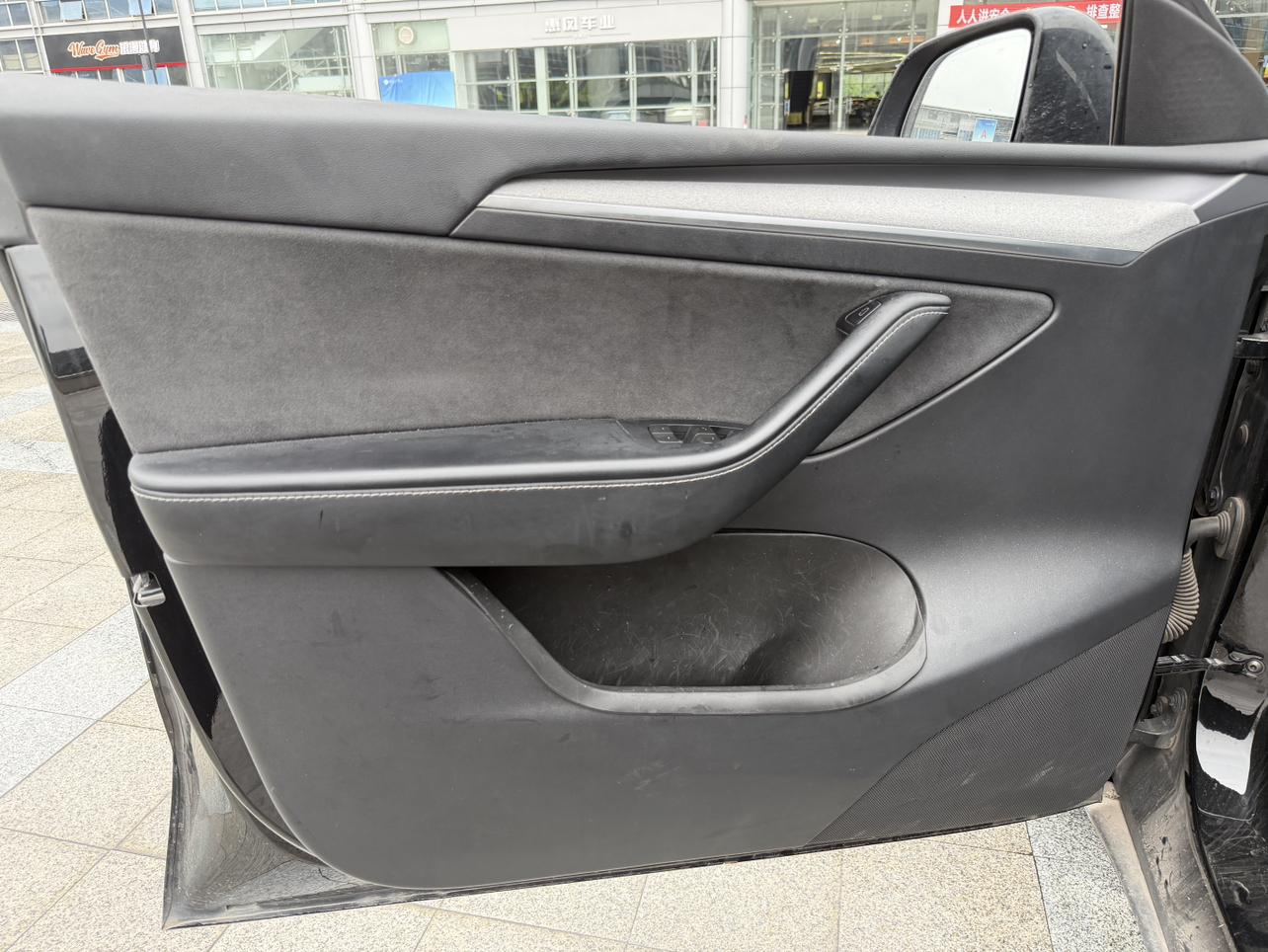 Tesla Model Y 2023 thumb 11