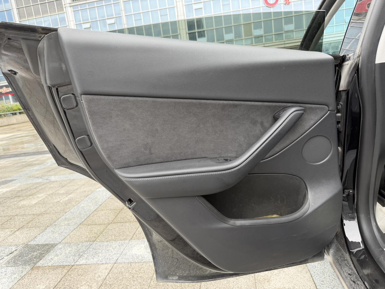 Tesla Model Y 2023 thumb 12