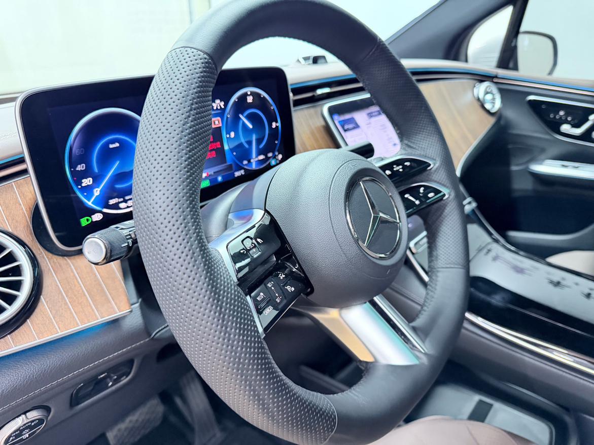 Mercedes-Benz EQE SUV 2023 thumb 11