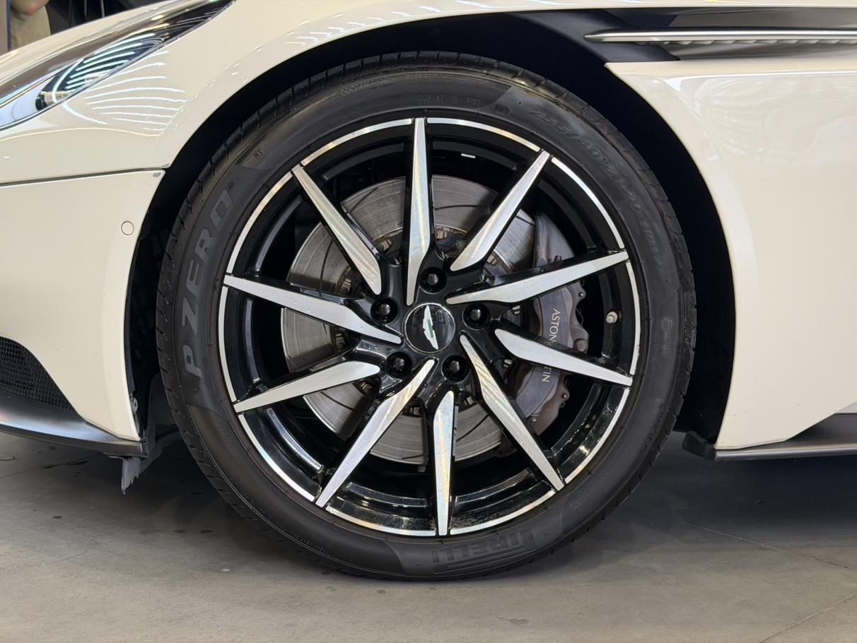Aston Martin DB11 2019 thumb 6