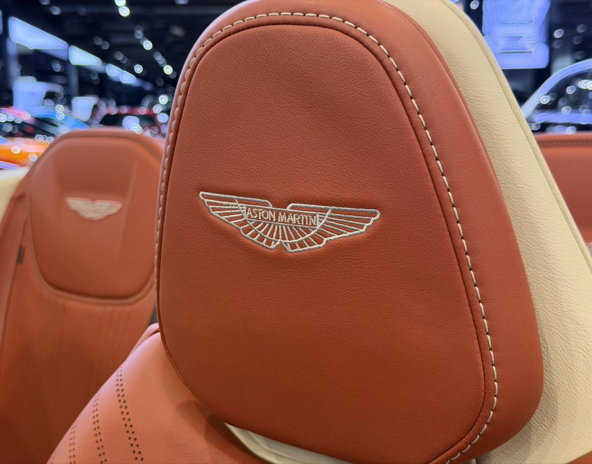 Aston Martin DB11 2019 thumb 9