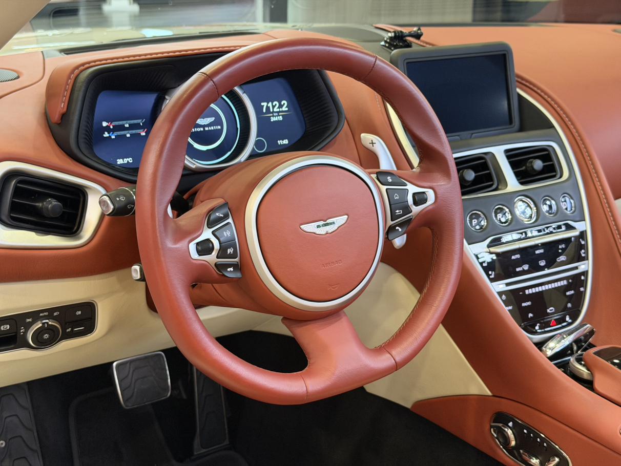 Aston Martin DB11 2019 thumb 11