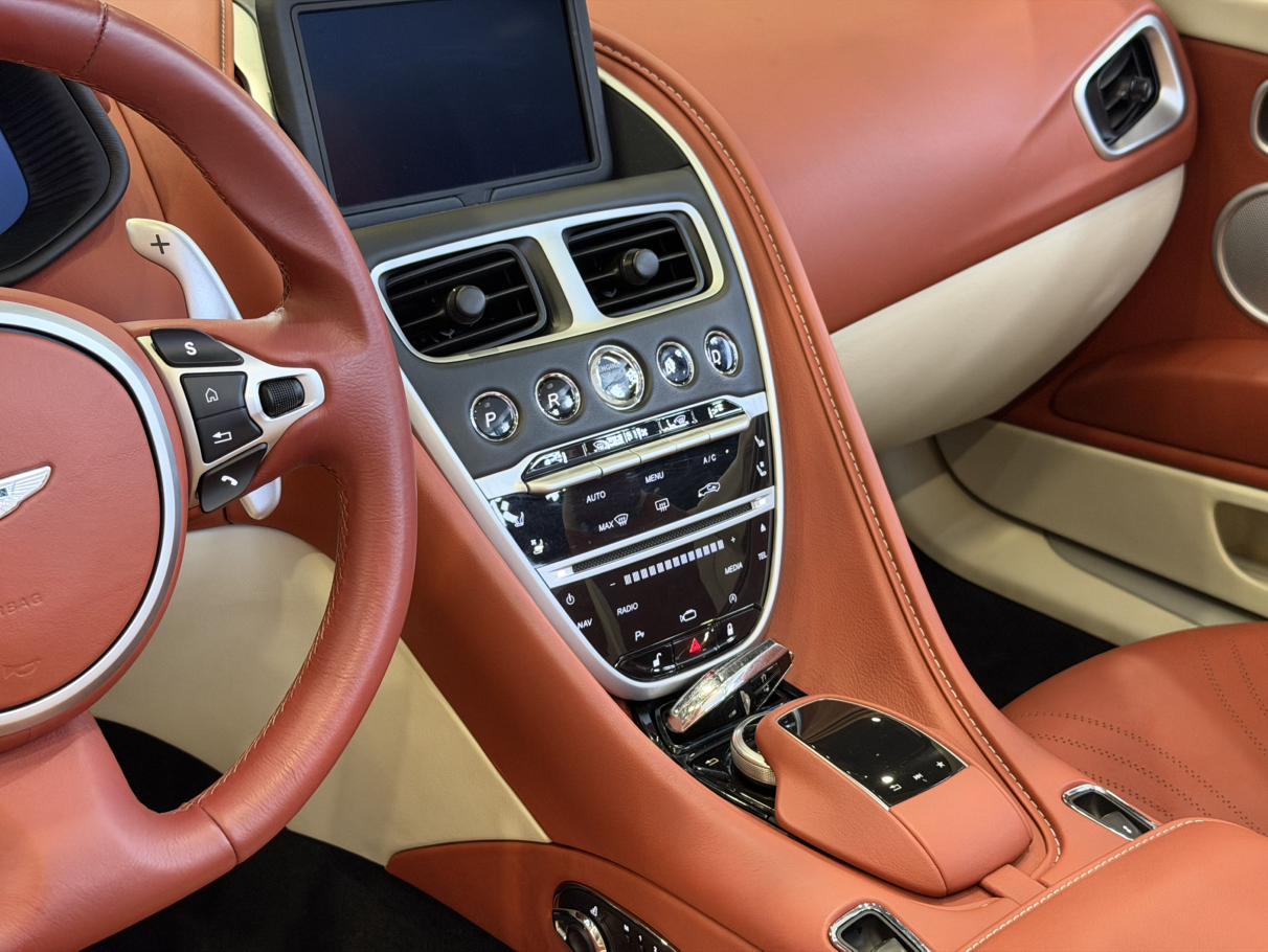 Aston Martin DB11 2019 thumb 12