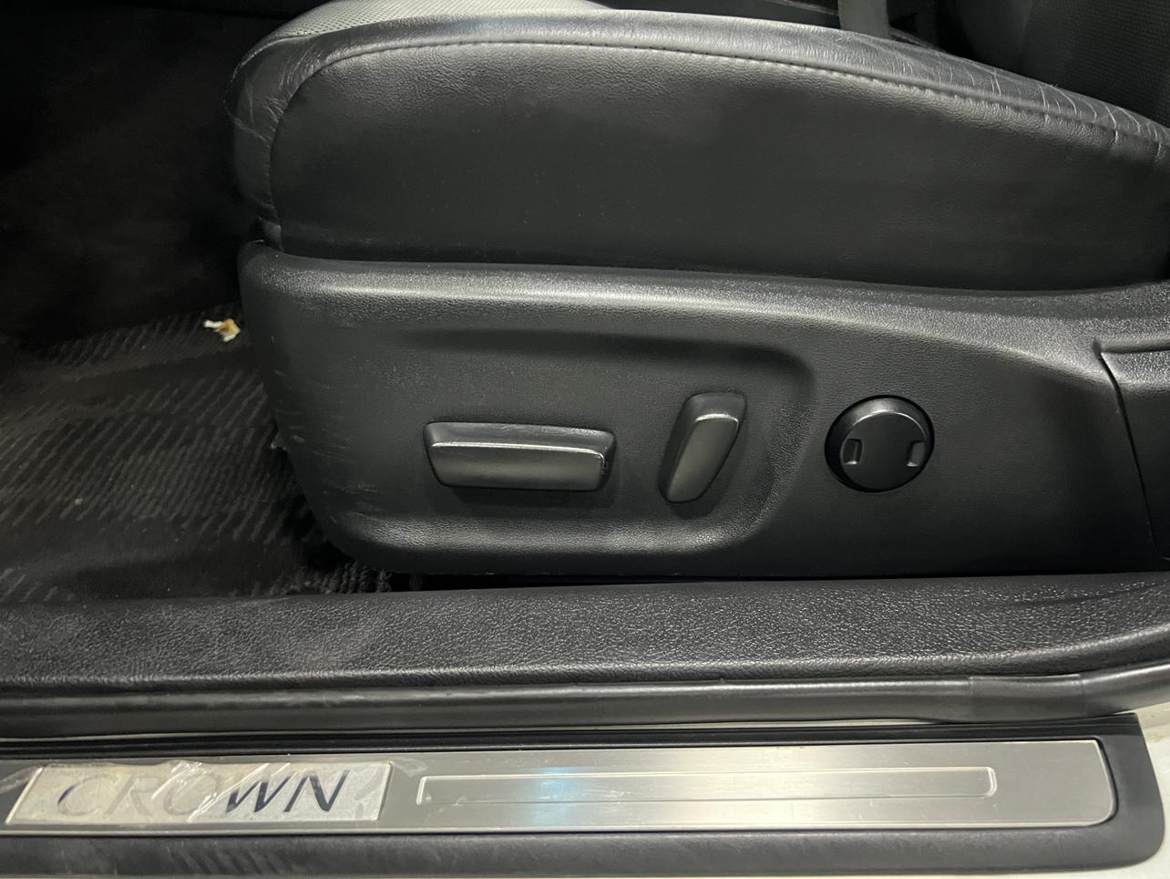 Toyota Crown 2018 thumb 9