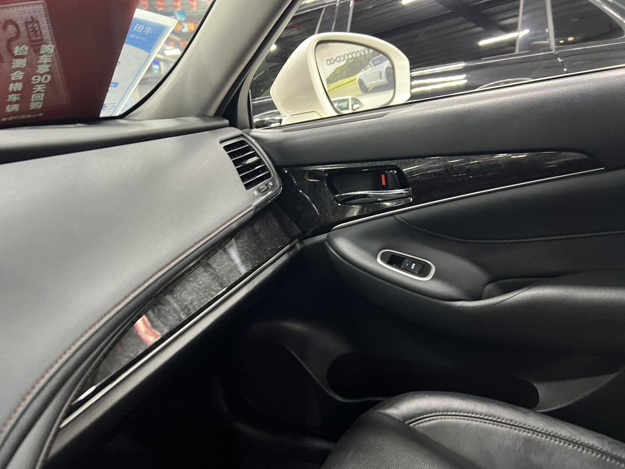 Toyota Crown 2018 thumb 10