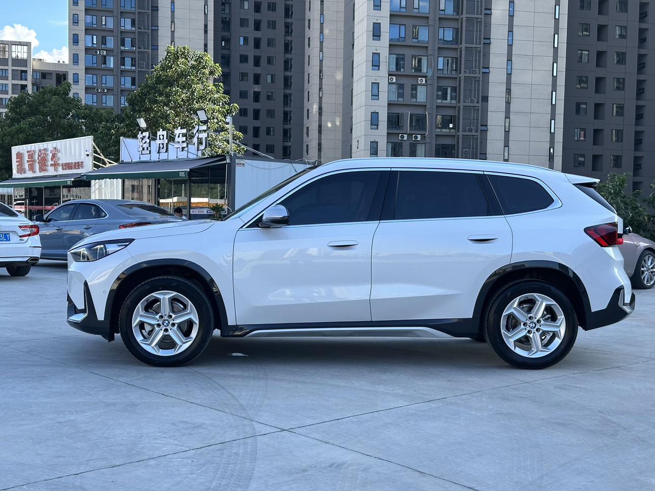 BMW X1 2023 thumb 2