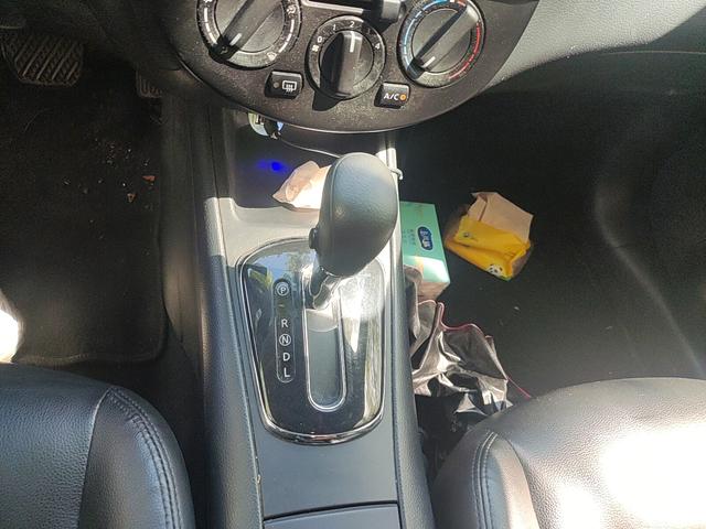 Nissan Tiida 2011 thumb 12