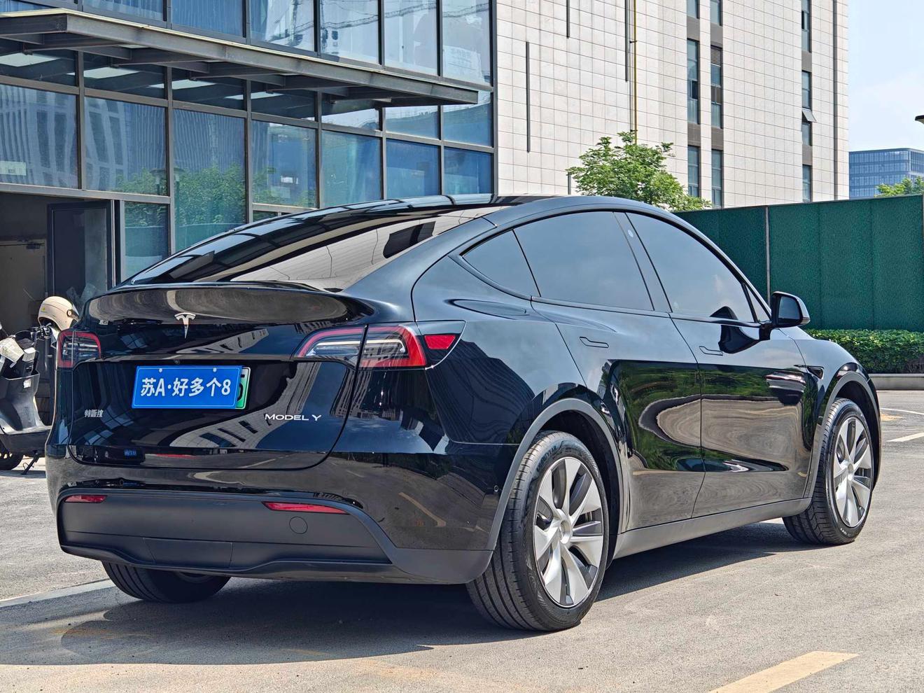 Tesla Model Y 2022 thumb 2