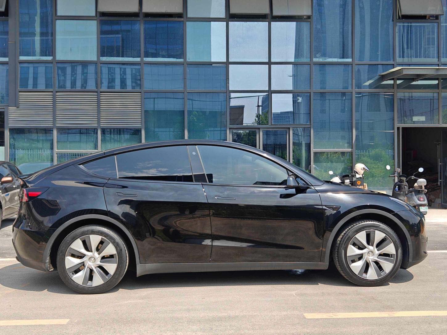 Tesla Model Y 2022 thumb 3