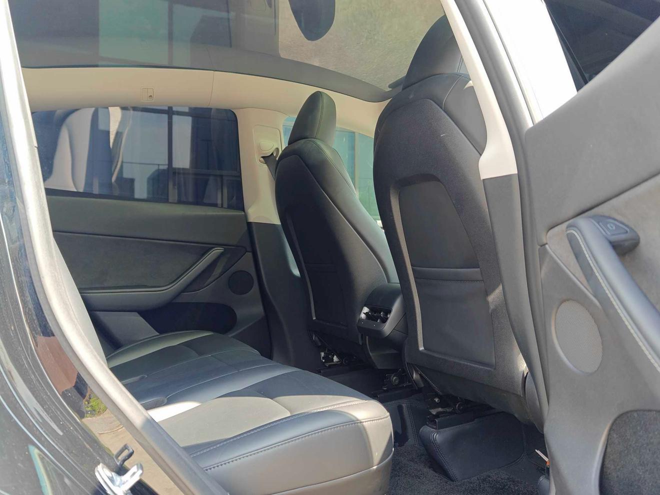 Tesla Model Y 2022 thumb 12