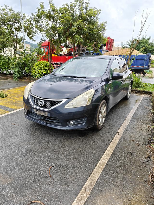 Nissan Tiida 2011 thumb 5