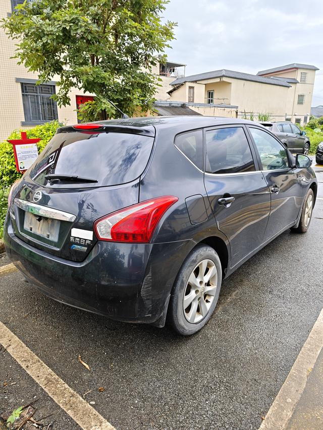 Nissan Tiida 2011 thumb 6