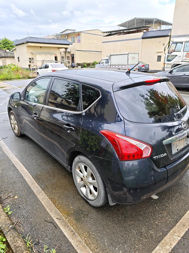 Nissan Tiida 2011 thumb 7
