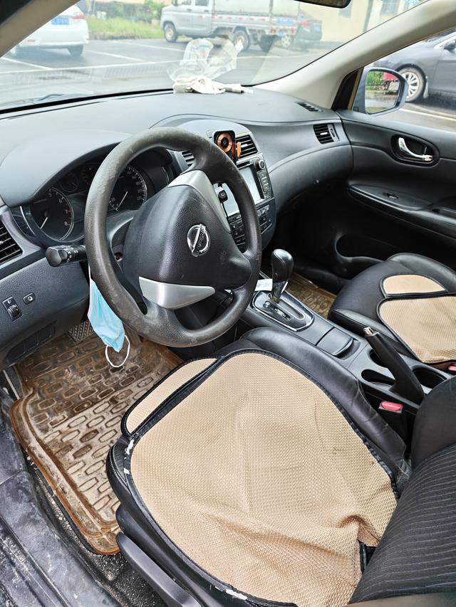 Nissan Tiida 2011 thumb 8