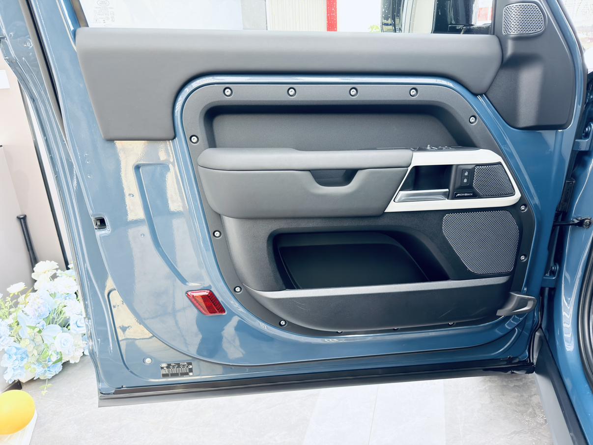 Land Rover Defender 2024 thumb 10