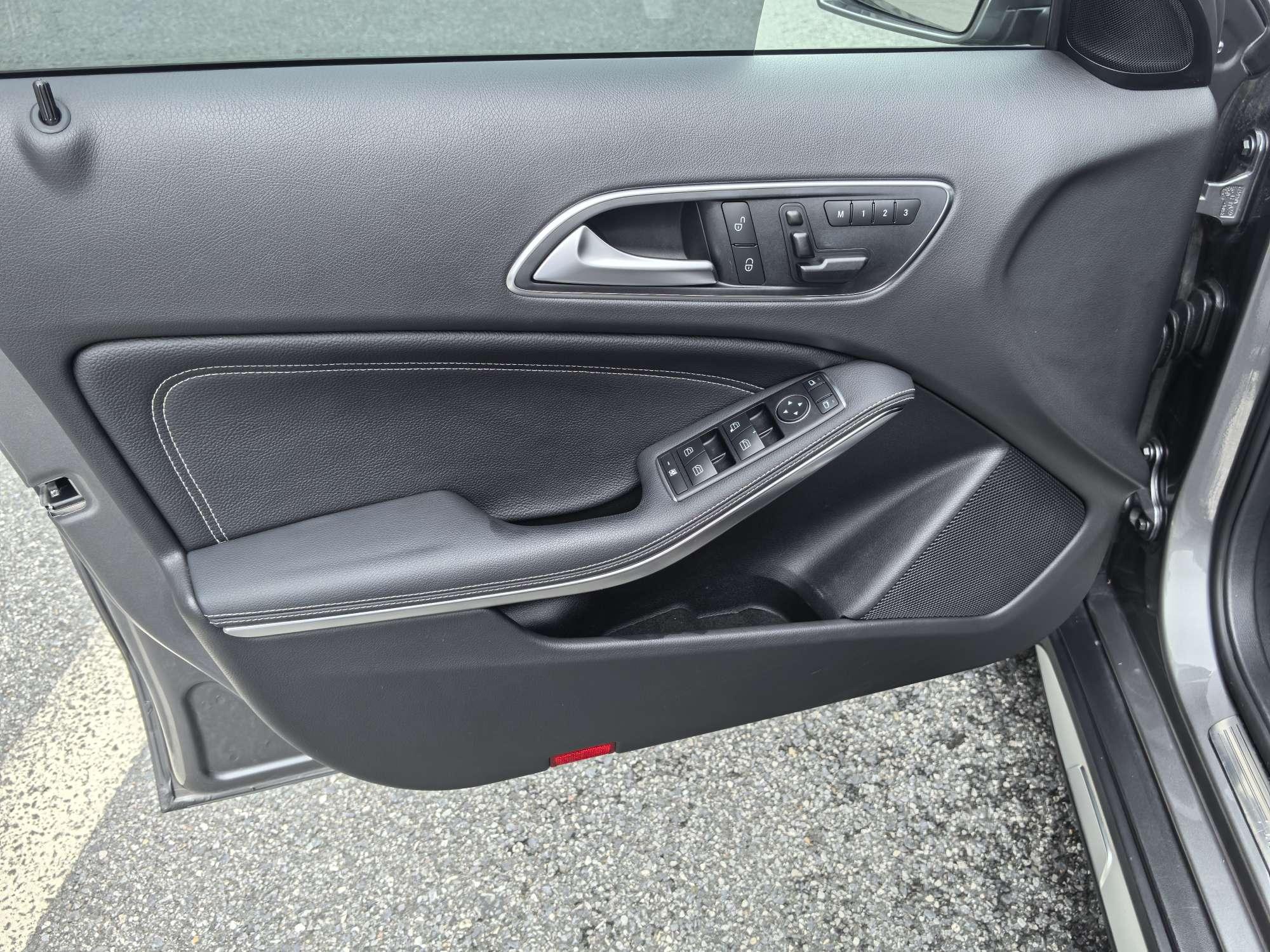 Mercedes-Benz GLA 2015 thumb 12