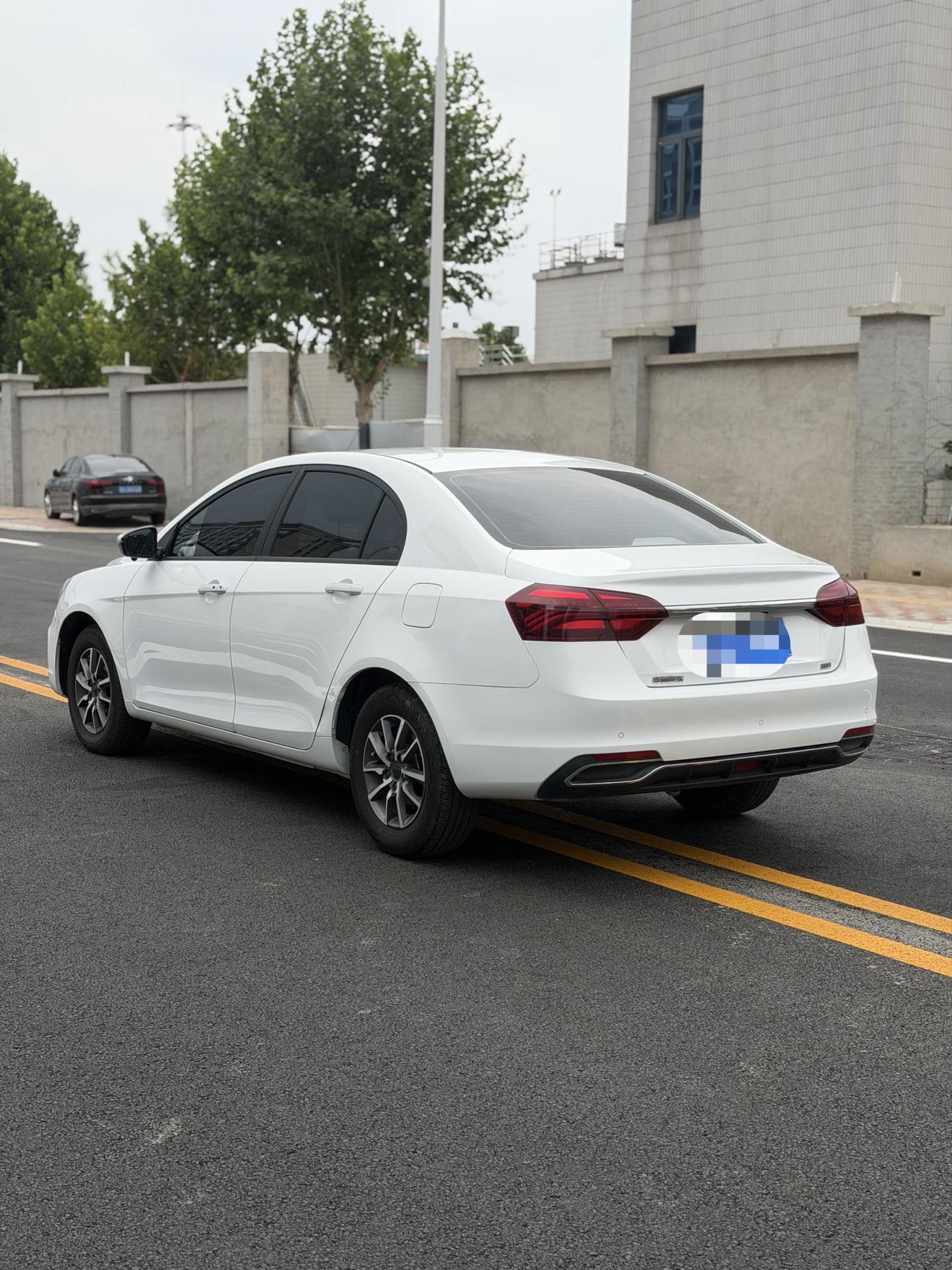 Geely Emgrand 2019 thumb 2