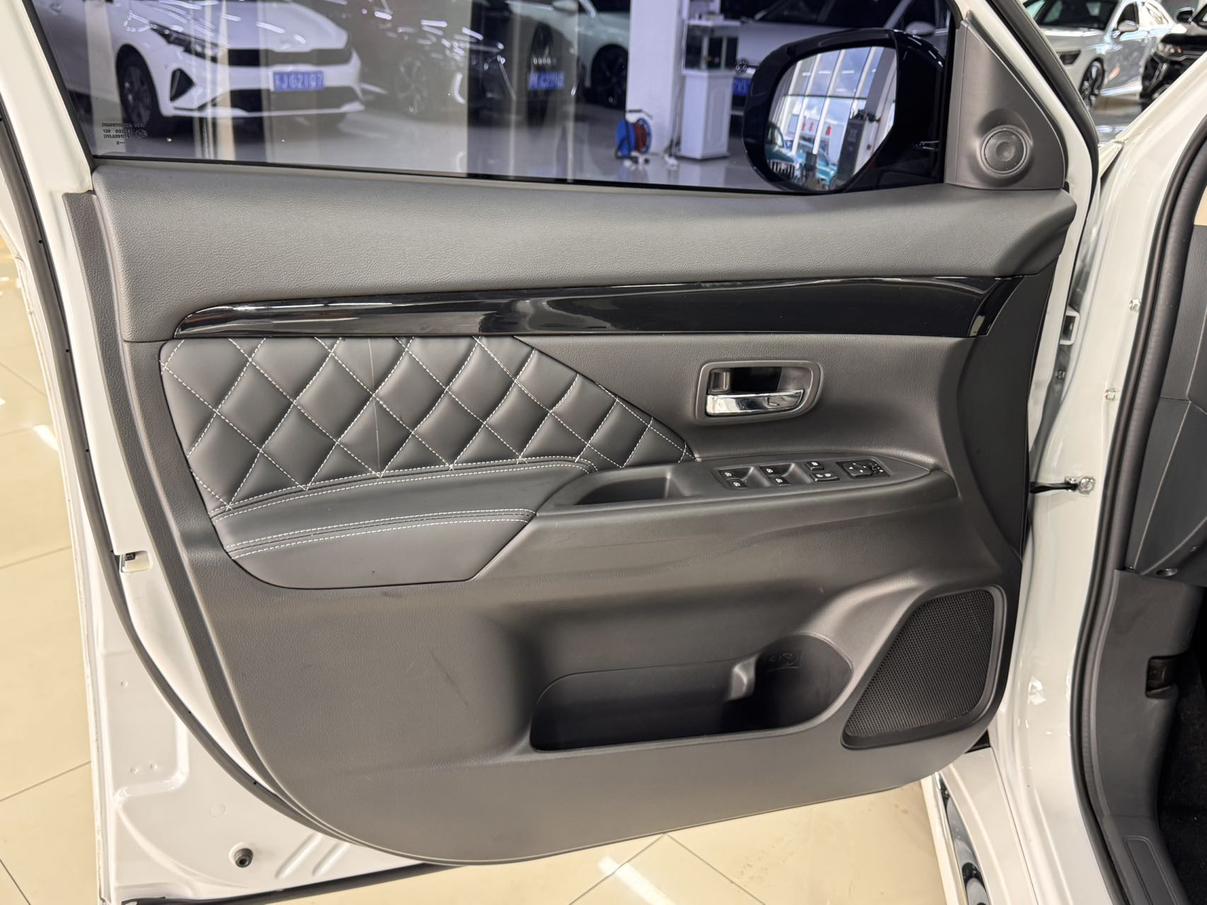 Mitsubishi Outlander 2021 thumb 6